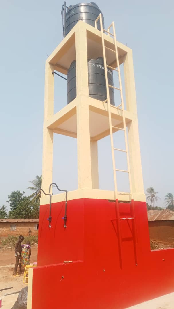 L'équipe terrain avec le Père Ablamgan sur le chantier