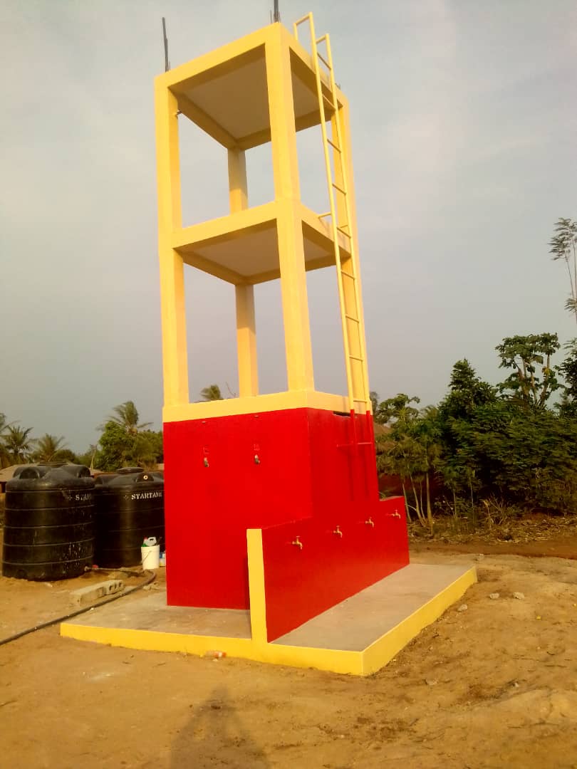 Forage de Zooti avec la plaque Fondation Agbossou Dalbert